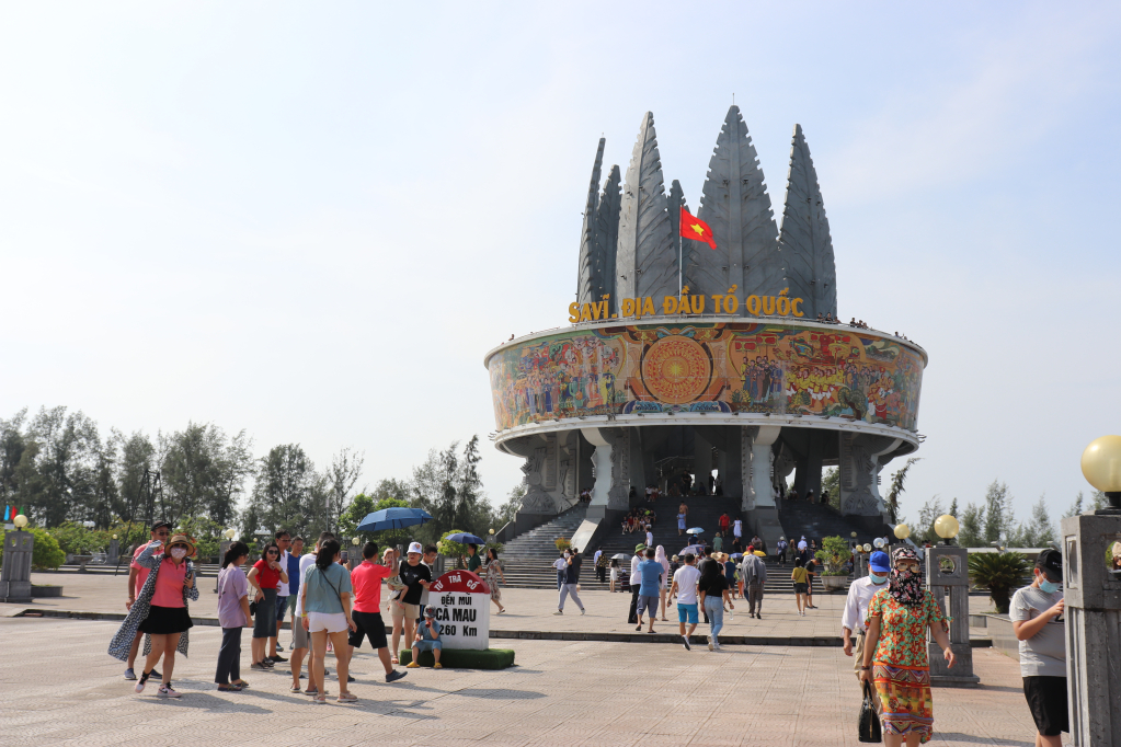 10 tháng, du lịch Quảng Ninh đón gần 14 triệu lượt du khách - Ảnh 2.