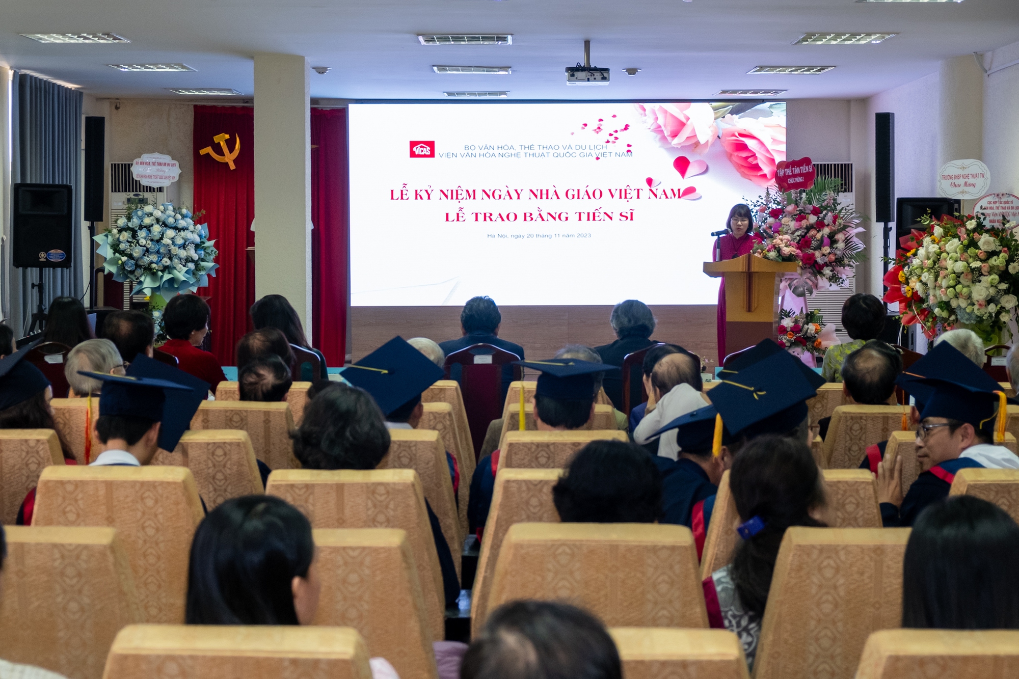 Thứ trưởng Hoàng Đạo Cương dự lễ kỷ niệm ngày nhà giáo Việt Nam và lễ trao bằng Tiến sĩ tại Viện Văn hóa Nghệ thuật quốc gia Việt Nam - Ảnh 3.
