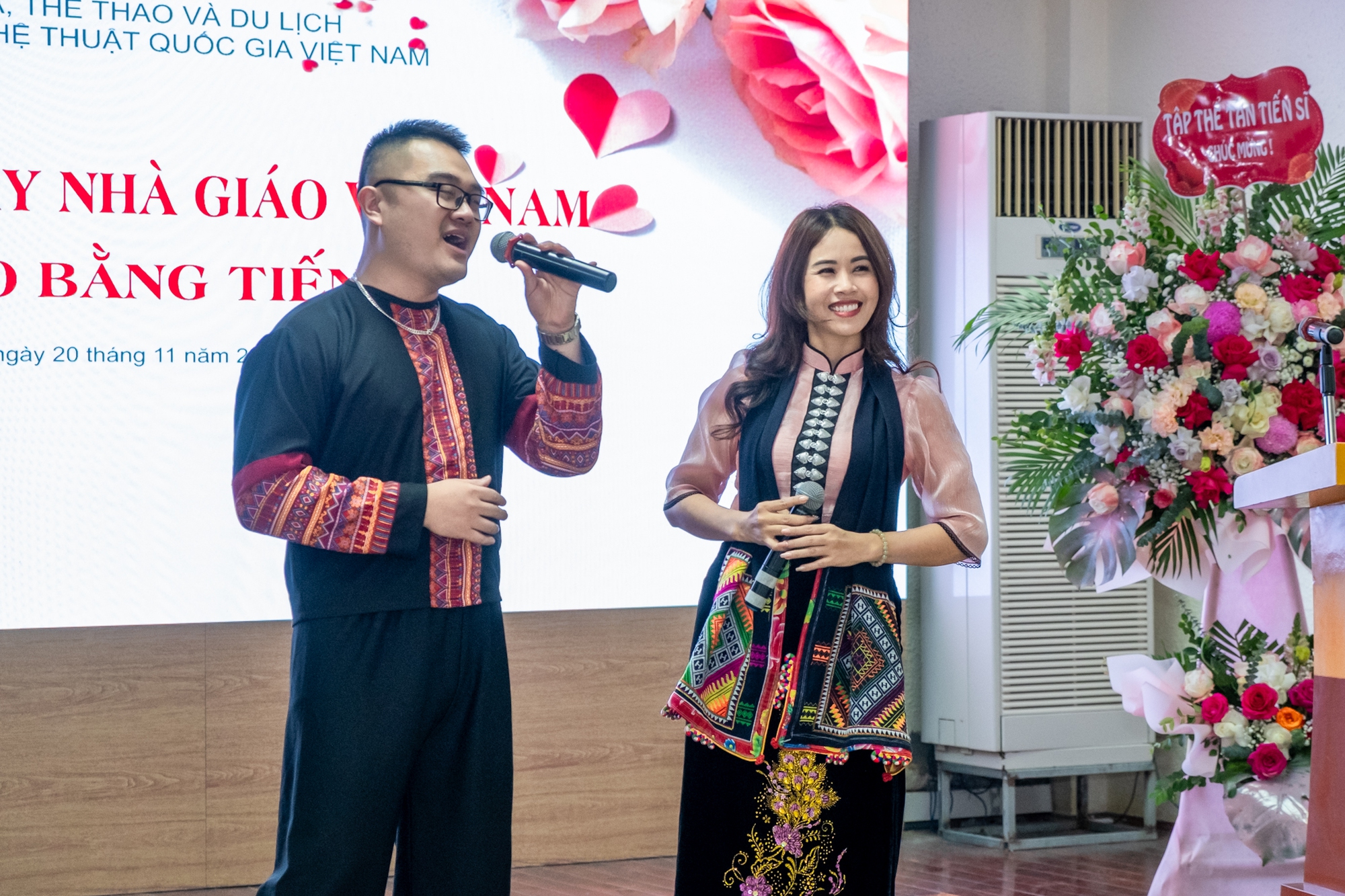 Thứ trưởng Hoàng Đạo Cương dự lễ kỷ niệm ngày nhà giáo Việt Nam và lễ trao bằng Tiến sĩ tại Viện Văn hóa Nghệ thuật quốc gia Việt Nam - Ảnh 4.