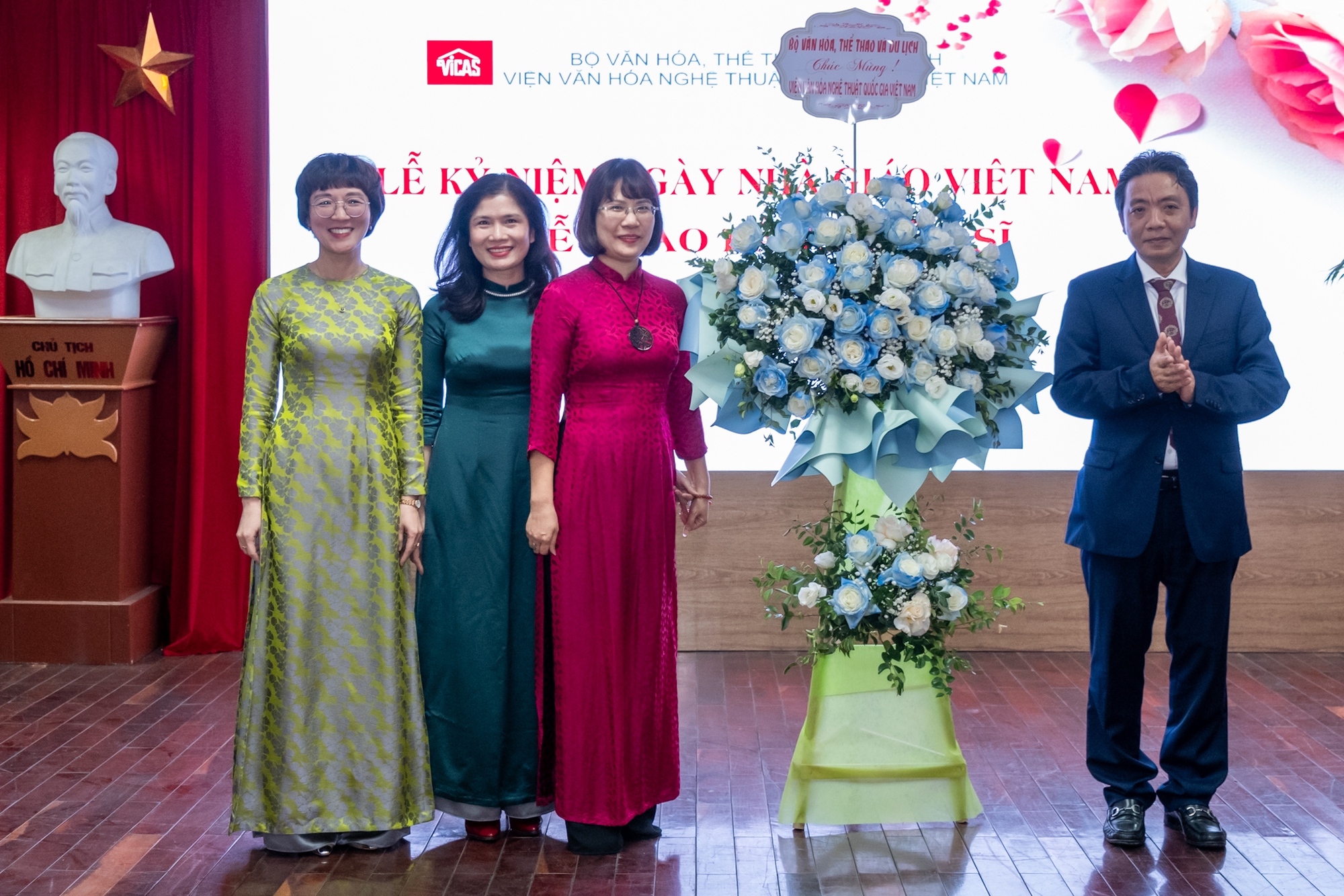 Thứ trưởng Hoàng Đạo Cương dự lễ kỷ niệm ngày nhà giáo Việt Nam và lễ trao bằng Tiến sĩ tại Viện Văn hóa Nghệ thuật quốc gia Việt Nam - Ảnh 6.