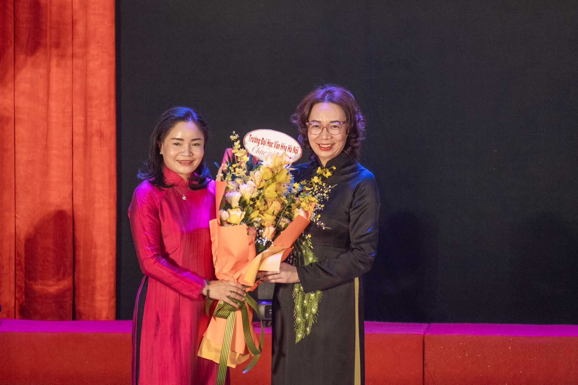 Thứ trưởng Bộ Văn hóa, Thể thao và Du lịch Trịnh Thị Thủy dự lễ mừng ngày nhà giáo Việt Nam tại Đại học Văn hóa Hà Nội - Ảnh 7.