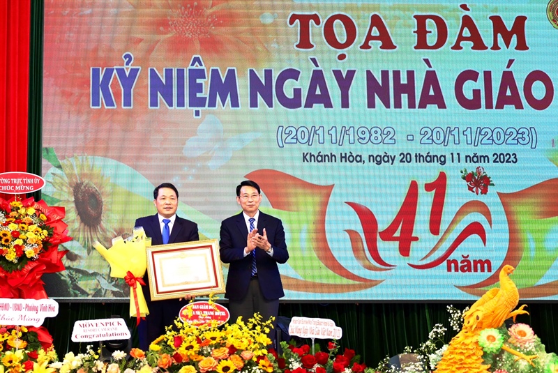 Trường Cao đẳng Du lịch Nha Trang đón nhận Bằng khen của Thủ tướng Chính phủ - Ảnh 1.