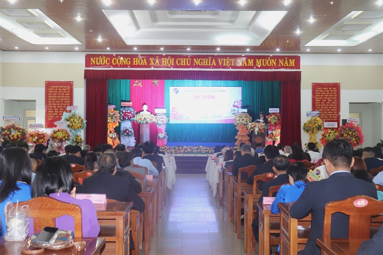 Trường Đại học Thể dục thể thao Đà Nẵng kỷ niệm Ngày Nhà giáo Việt Nam - Ảnh 2.