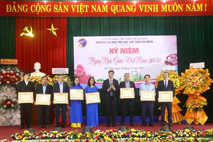 Trường Đại học Thể dục thể thao Đà Nẵng kỷ niệm Ngày Nhà giáo Việt Nam - Ảnh 1.