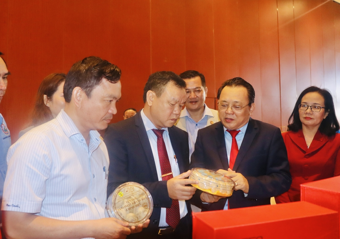 Khánh Hòa và Phú Yên siết chặt tay cùng phát triển du lịch - Ảnh 2.