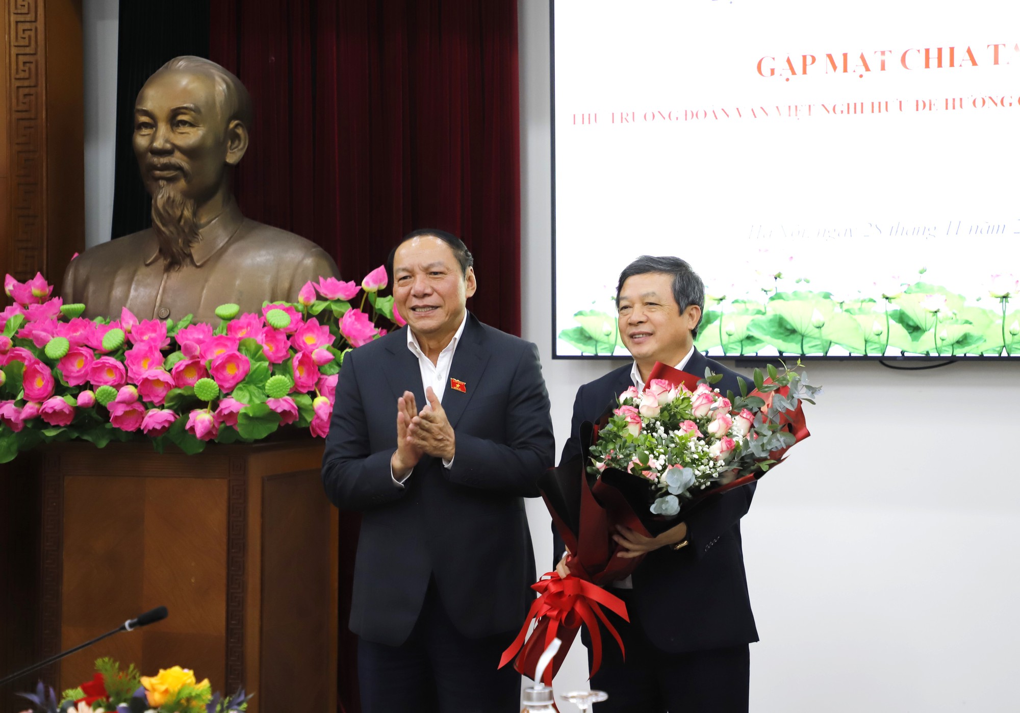 Trao quyết định nghỉ hưu theo chế độ cho Thứ trưởng Bộ VHTTDL Đoàn Văn Việt - Ảnh 3.