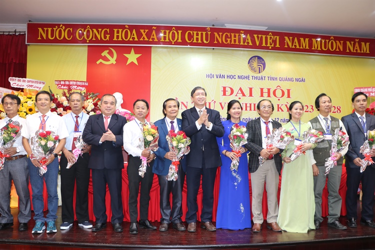 Hội Văn học - Nghệ thuật Quảng Ngãi: Khơi dậy niềm đam mê, tinh thần sáng tạo của hội viên - Ảnh 2.