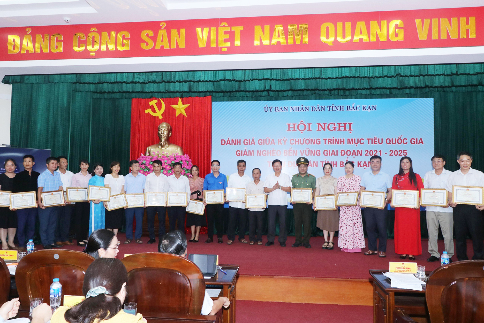 Đánh giá giữa kỳ thực hiện Chương trình giảm nghèo bền vững giai đoạn 2021 - 2025 - Ảnh 3. Đánh giá giữa kỳ thực hiện Chương trình giảm nghèo bền vững giai đoạn 2021 - 2025 - Ảnh 3.