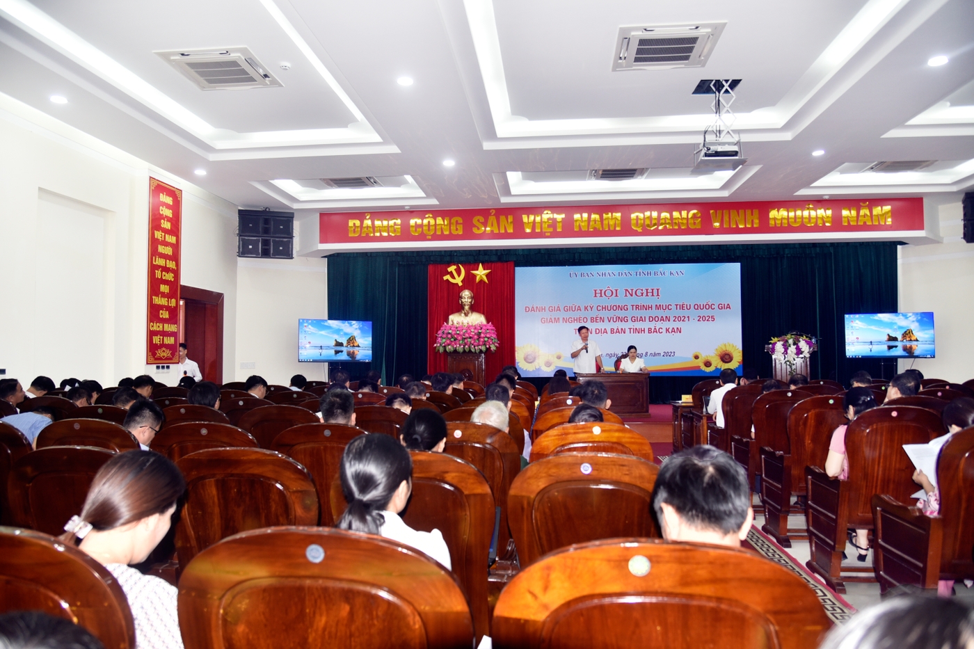 Đánh giá giữa kỳ thực hiện Chương trình giảm nghèo bền vững giai đoạn 2021 - 2025 - Ảnh 2. Đánh giá giữa kỳ thực hiện Chương trình giảm nghèo bền vững giai đoạn 2021 - 2025 - Ảnh 2.