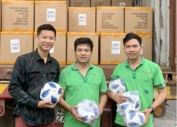 FIFA hỗ trợ hơn 50.000 quả bóng để phát triển bóng đá học đường ở Việt Nam - Ảnh 1.
