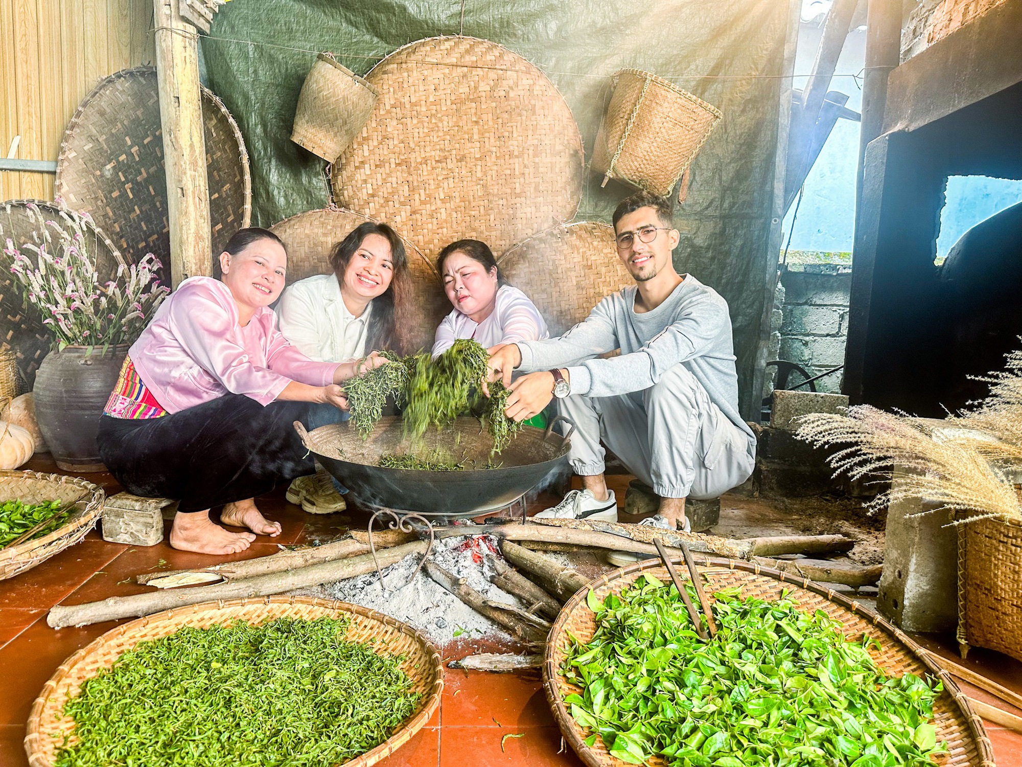Đồng bào Mường Phú Thọ thoát nghèo nhờ trồng chè sạch hữu cơ - Ảnh 2. Đồng bào Mường Phú Thọ thoát nghèo nhờ trồng chè sạch hữu cơ - Ảnh 2.