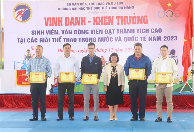 Đại học TDTT Đà Nẵng khen thưởng sinh viên, VĐV đạt thành tích xuất sắc - Ảnh 1.
