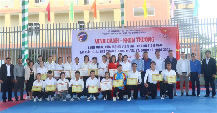 Đại học TDTT Đà Nẵng khen thưởng sinh viên, VĐV đạt thành tích xuất sắc - Ảnh 2.