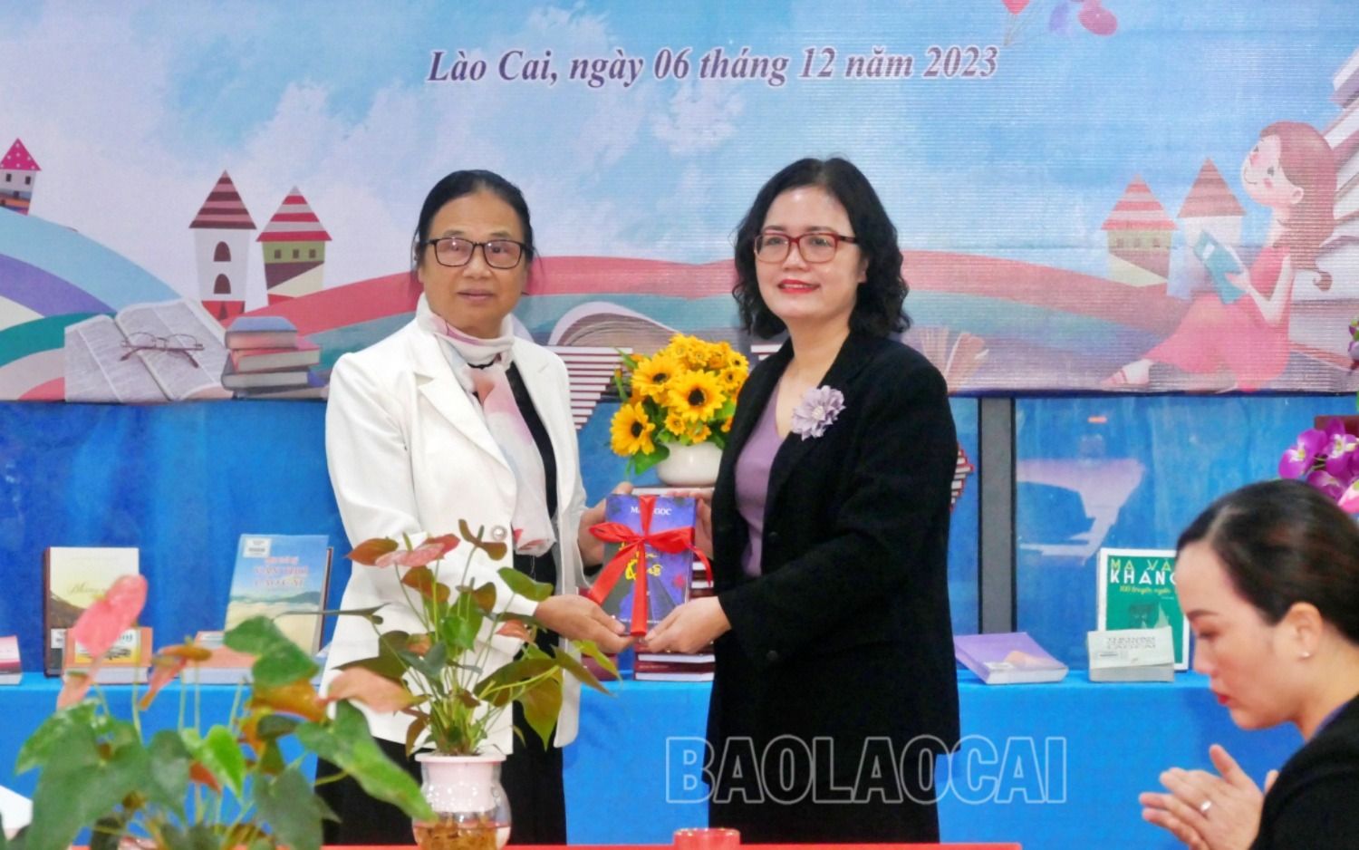 Lào Cai: Hội nghị bạn đọc và giao lưu tác giả, tác phẩm văn học địa phương - Ảnh 7.