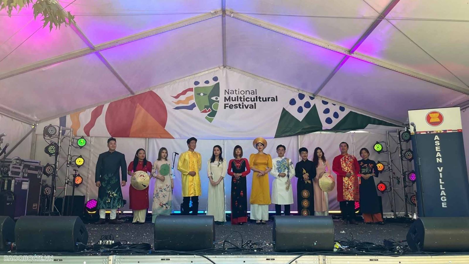 Áo dài Việt Nam khoe sắc tại Lễ hội đa văn hóa Canberra - Ảnh 2.