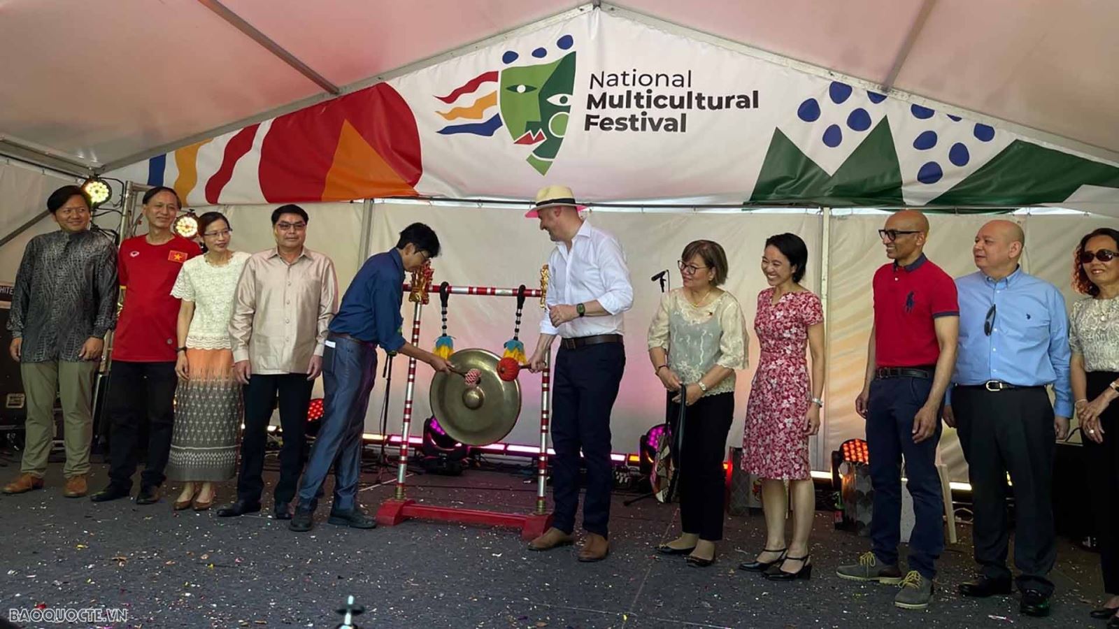 Áo dài Việt Nam khoe sắc tại Lễ hội đa văn hóa Canberra - Ảnh 1.