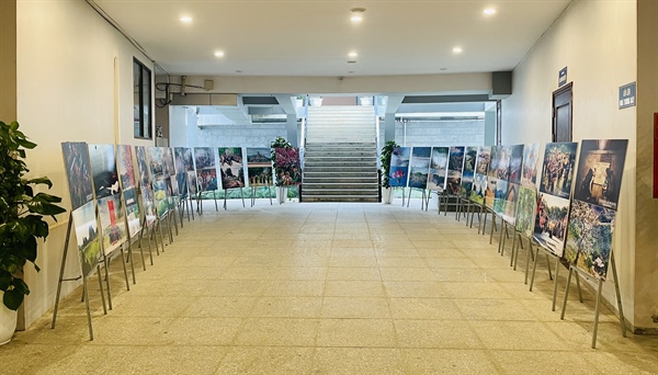 Triển lãm trưng bày ảnh nghệ thuật du lịch Điện Biên - Ảnh 3.