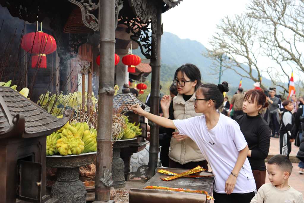 Quảng Ninh: Các điểm du lịch tâm linh hút khách dịp cuối tuần - Ảnh 1.