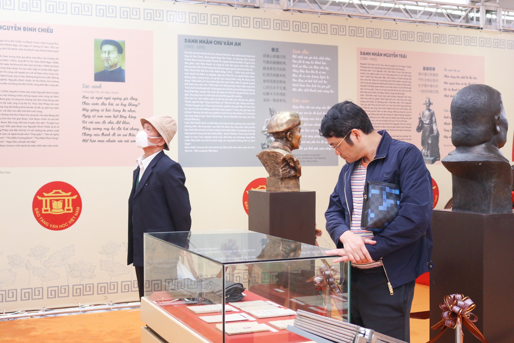 Nhiều kỷ vật quý giá được trưng bày tại Ngày Thơ Việt Nam - Ảnh 12.