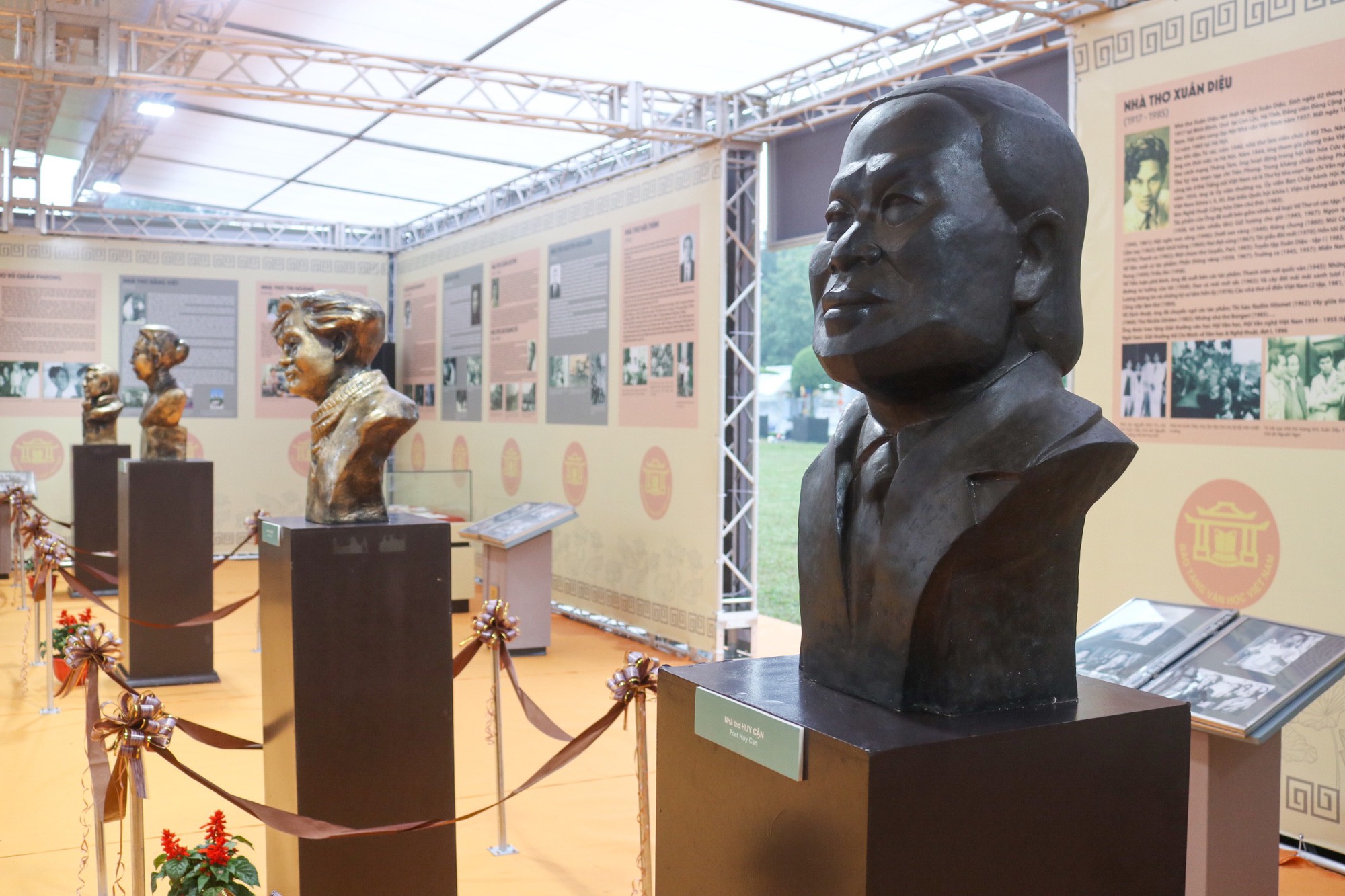 Nhiều kỷ vật quý giá được trưng bày tại Ngày Thơ Việt Nam - Ảnh 7.