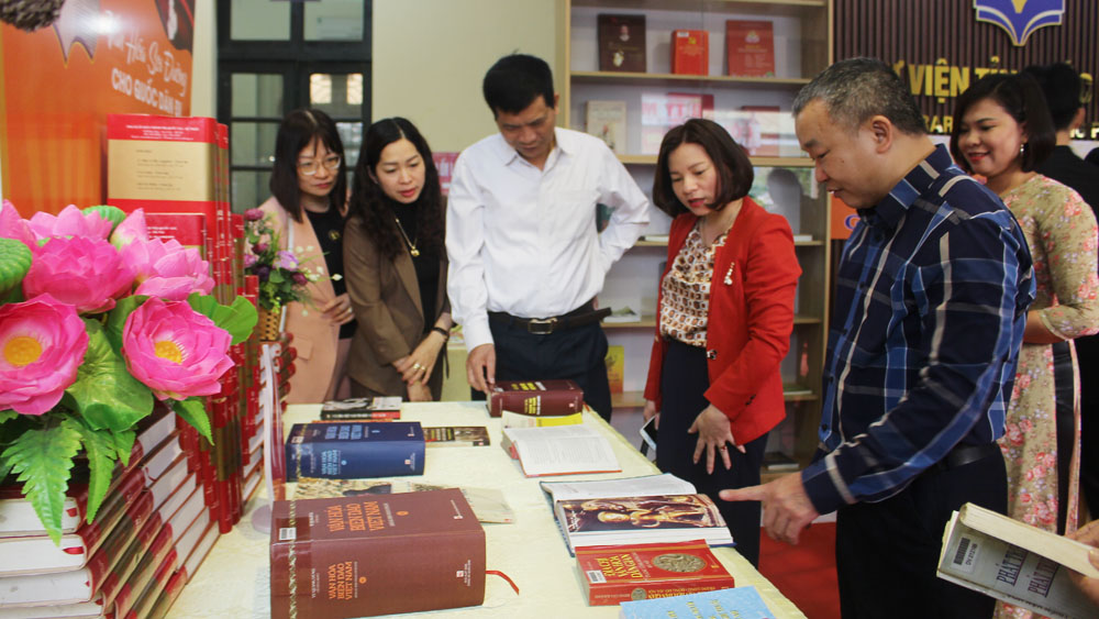 Thư viện tỉnh Bắc Giang trưng bày hơn 600 tài liệu kỷ niệm 80 năm ra đời &quot;Đề cương về văn hóa Việt Nam&quot; - Ảnh 1.