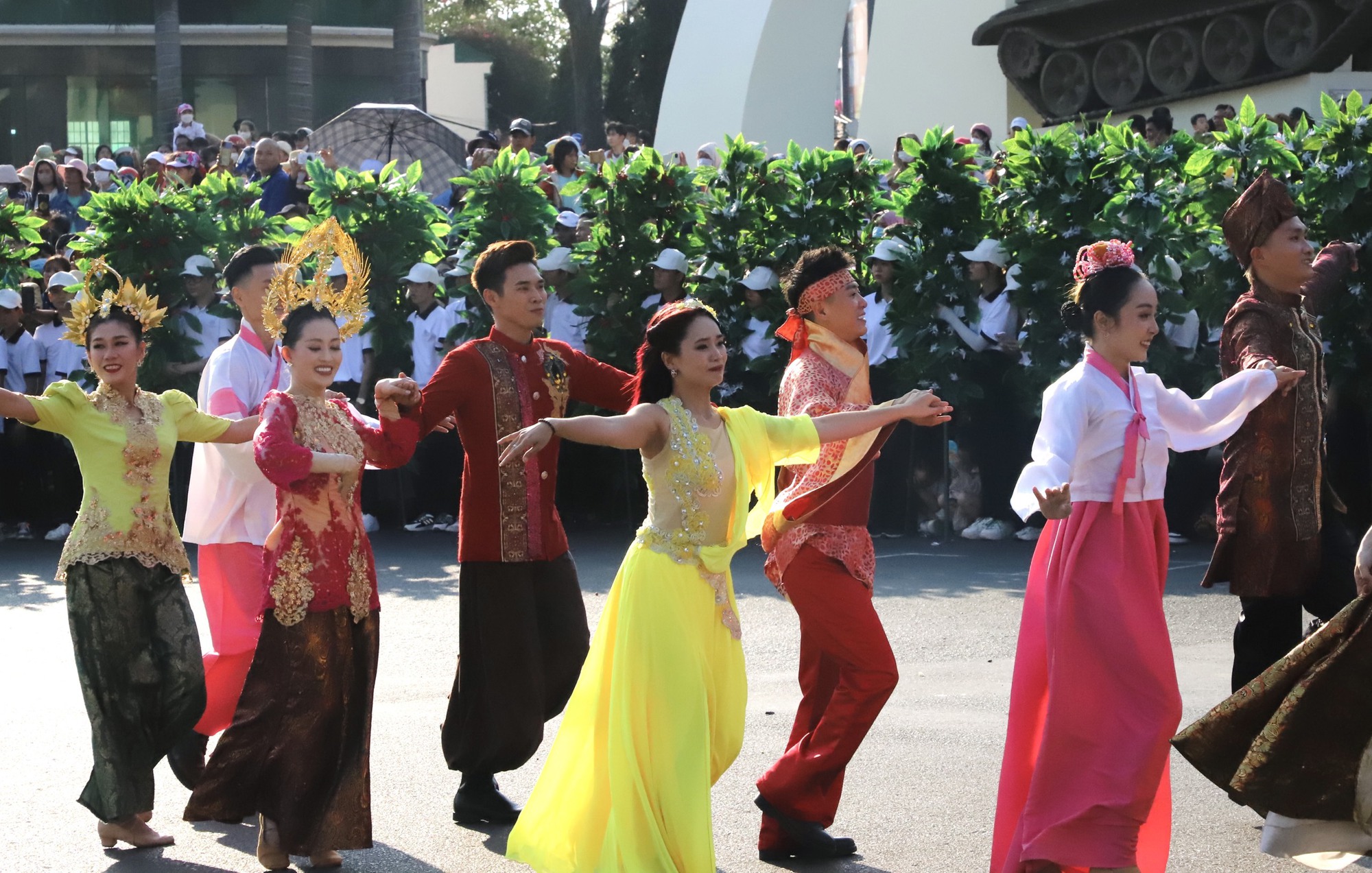 Đậm sắc màu văn hoá Tây Nguyên tại Lễ hội đường phố Buôn Ma Thuột - Ảnh 9.