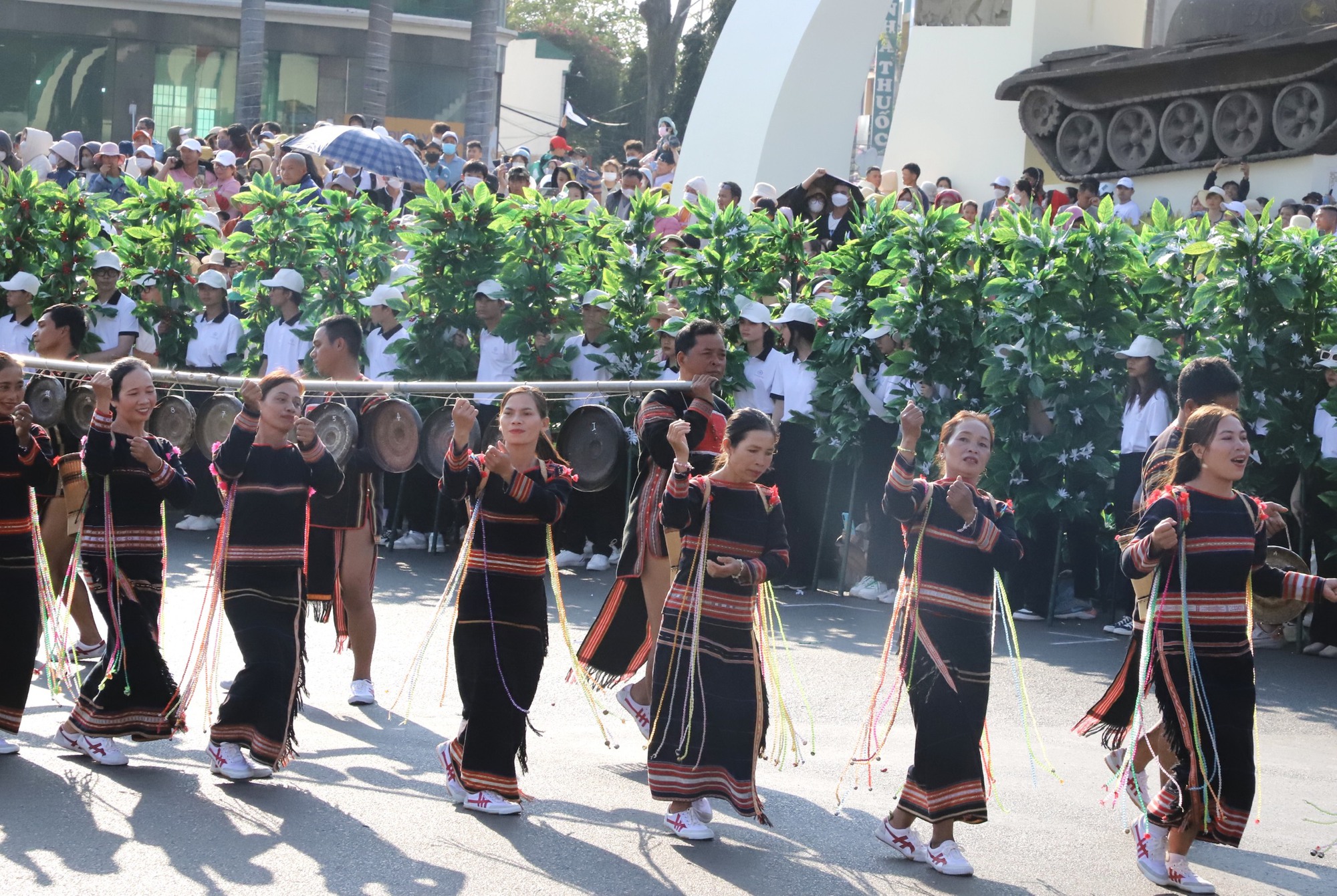 Đậm sắc màu văn hoá Tây Nguyên tại Lễ hội đường phố Buôn Ma Thuột - Ảnh 4.