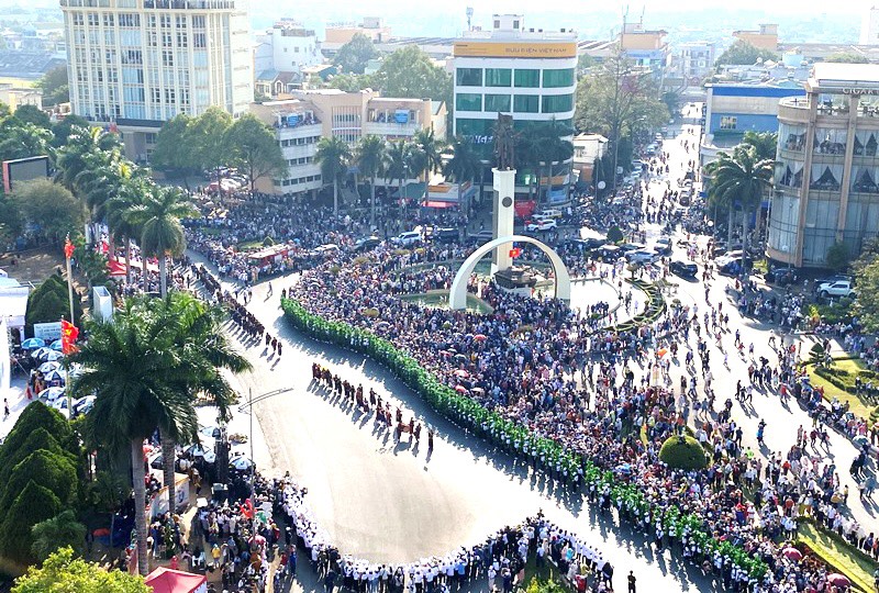 Đậm sắc màu văn hoá Tây Nguyên tại Lễ hội đường phố Buôn Ma Thuột - Ảnh 1.