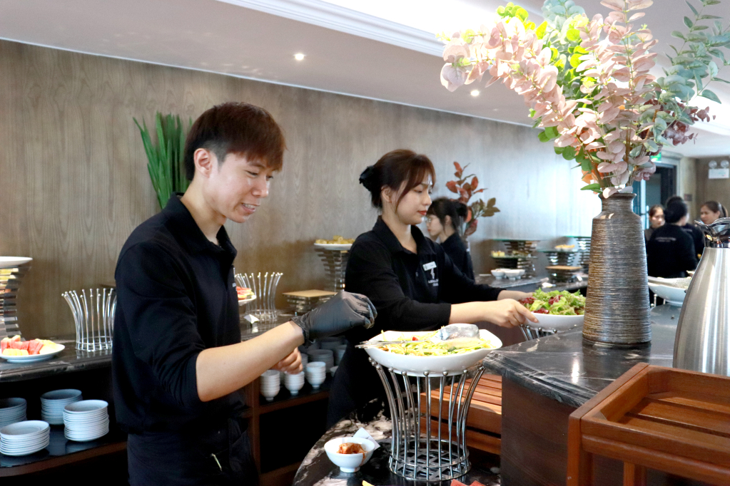 Quảng Ninh: Cấp thiết đào tạo nguồn nhân lực phục vụ cao điểm du lịch - Ảnh 1.