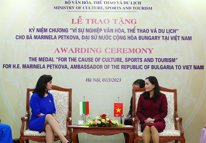 Đại sứ Bulgaria tại Việt Nam nhận Kỷ niệm chương “Vì sự nghiệp Văn hoá, Thể thao và Du lịch”  - Ảnh 1.