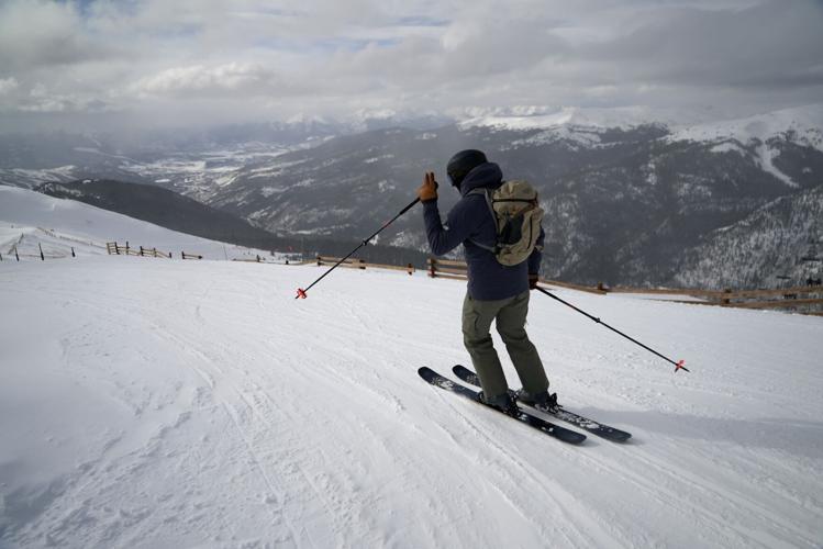 Ngành du lịch trượt tuyết đối mặt với nhiều thách thức do biến đổi khí hậu - Ảnh 1.