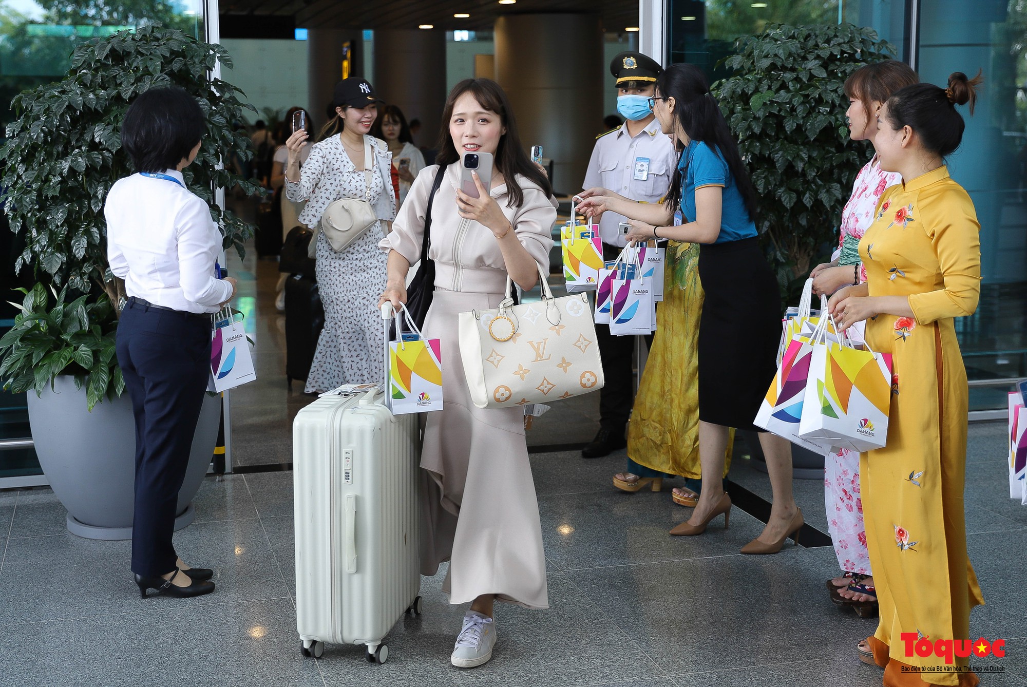 Đón chuyến bay trực tiếp đầu tiên từ Narita (Nhật Bản) quay trở lại Đà Nẵng - Ảnh 1.