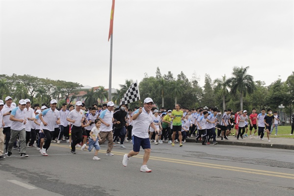 Quảng Ngãi: Gần 1.300 người tham gia Ngày chạy Olympic vì sức khỏe toàn dân - Ảnh 1.