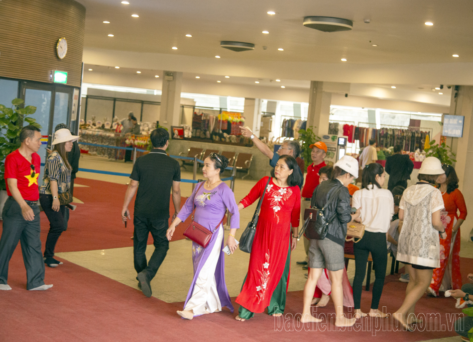 Điện Biên: Du khách tăng mạnh trước thềm Lễ hội Hoa Ban - Ảnh 2.
