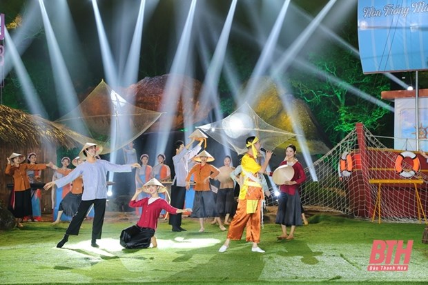 Lễ hội tình yêu Hòn Trống Mái mở màn mùa du lịch Thanh Hóa 2023 - Ảnh 1.