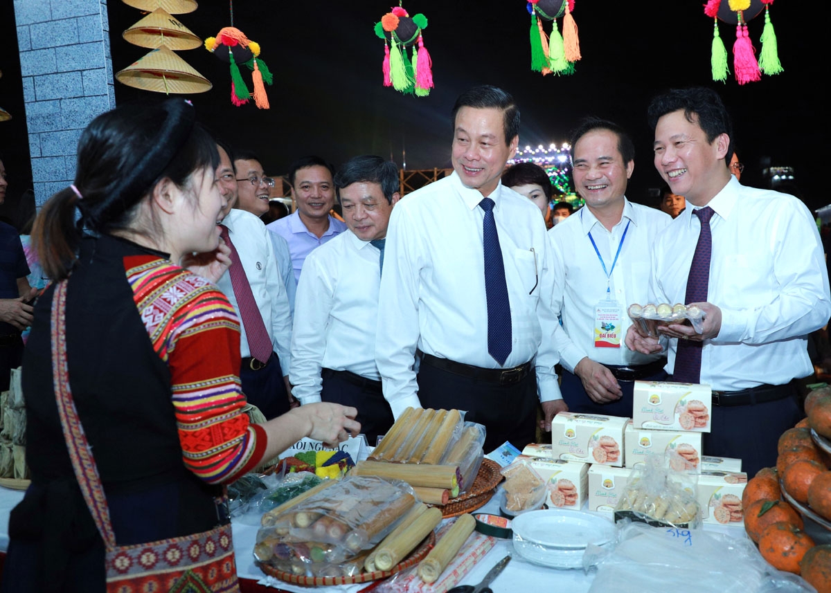 Khai mạc Festival Khèn Mông tỉnh Hà Giang và Lễ hội Văn hóa ẩm thực ba miền Bắc - Trung - Nam - Ảnh 10.