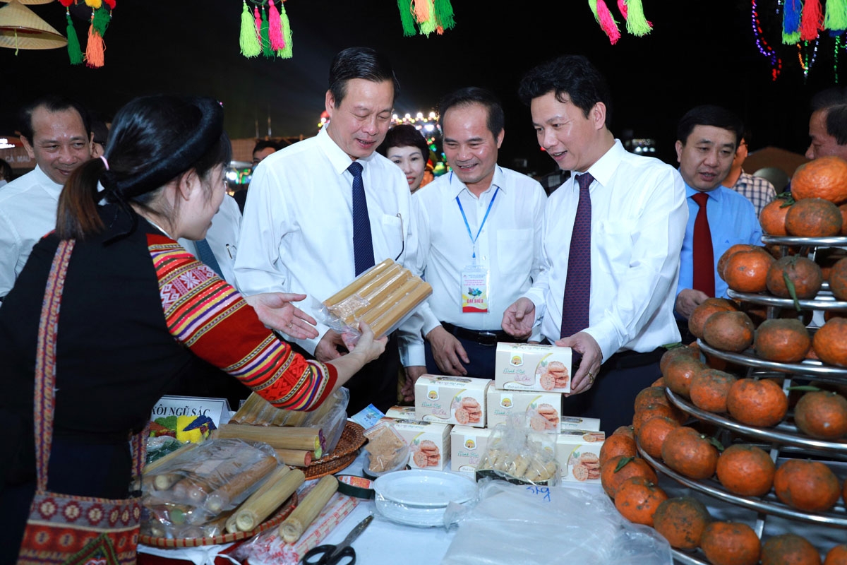 Khai mạc Festival Khèn Mông tỉnh Hà Giang và Lễ hội Văn hóa ẩm thực ba miền Bắc - Trung - Nam - Ảnh 8.