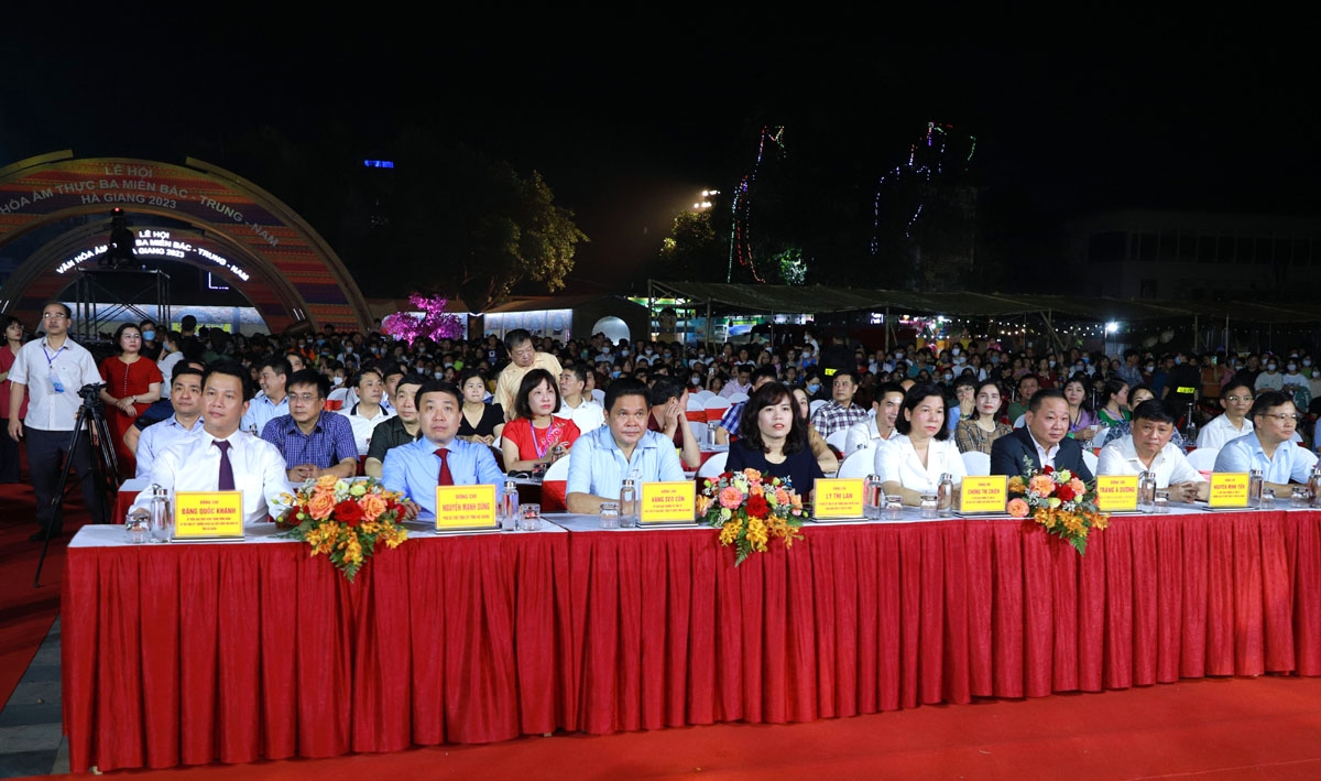 Khai mạc Festival Khèn Mông tỉnh Hà Giang và Lễ hội Văn hóa ẩm thực ba miền Bắc - Trung - Nam - Ảnh 2.