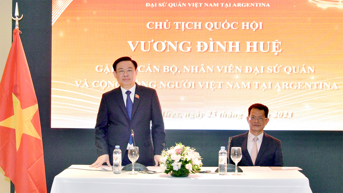 Chủ tịch Quốc hội: Gìn giữ văn hóa Việt và tiếng Việt, bởi “văn hóa còn, tiếng Việt còn là dân tộc còn” - Ảnh 1.