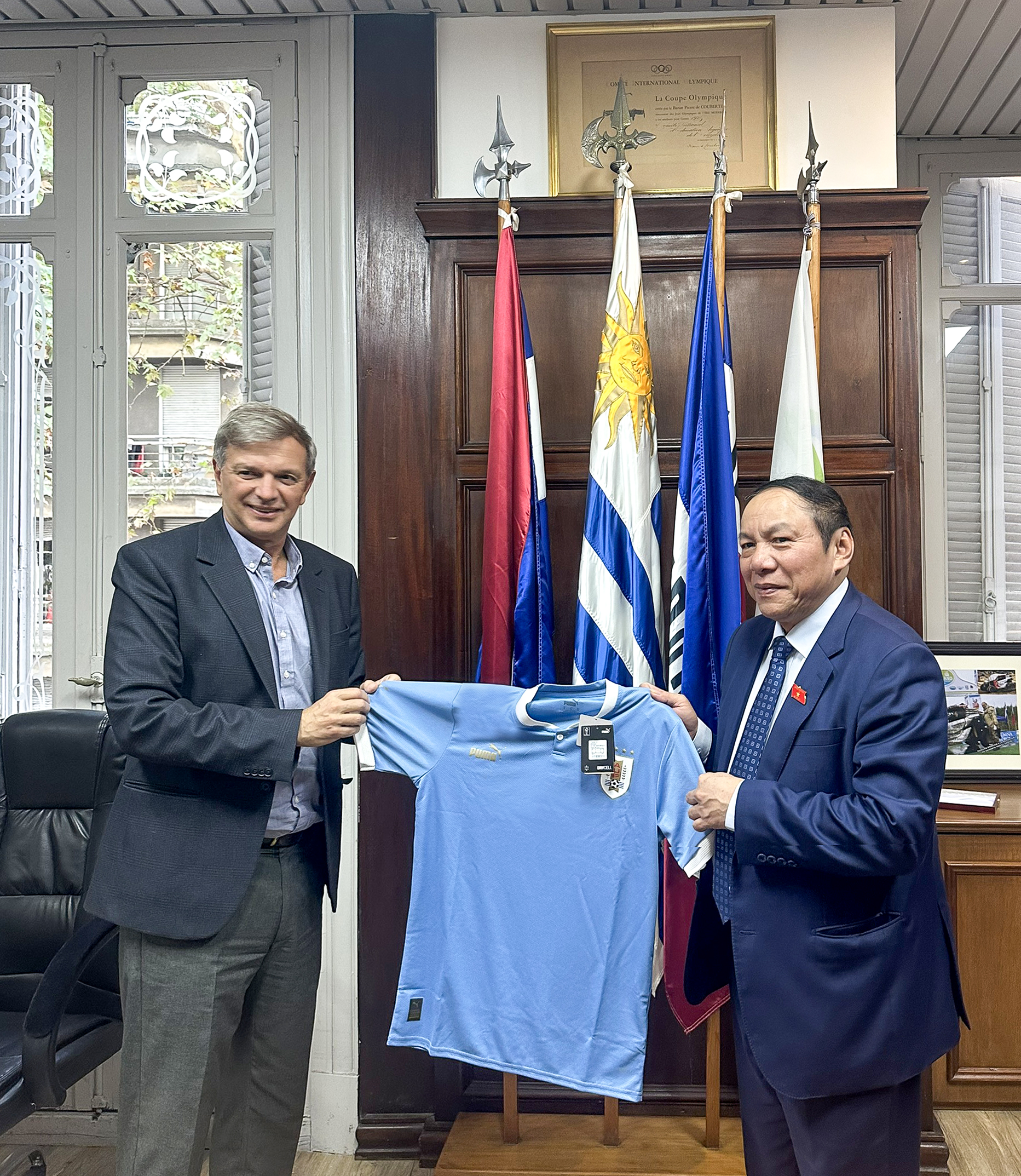 Bộ trưởng Nguyễn Văn Hùng: Việt Nam mong muốn giới thiệu với bạn bè Uruguay về một đất nước tươi đẹp, mến khách và có khát vọng - Ảnh 4.