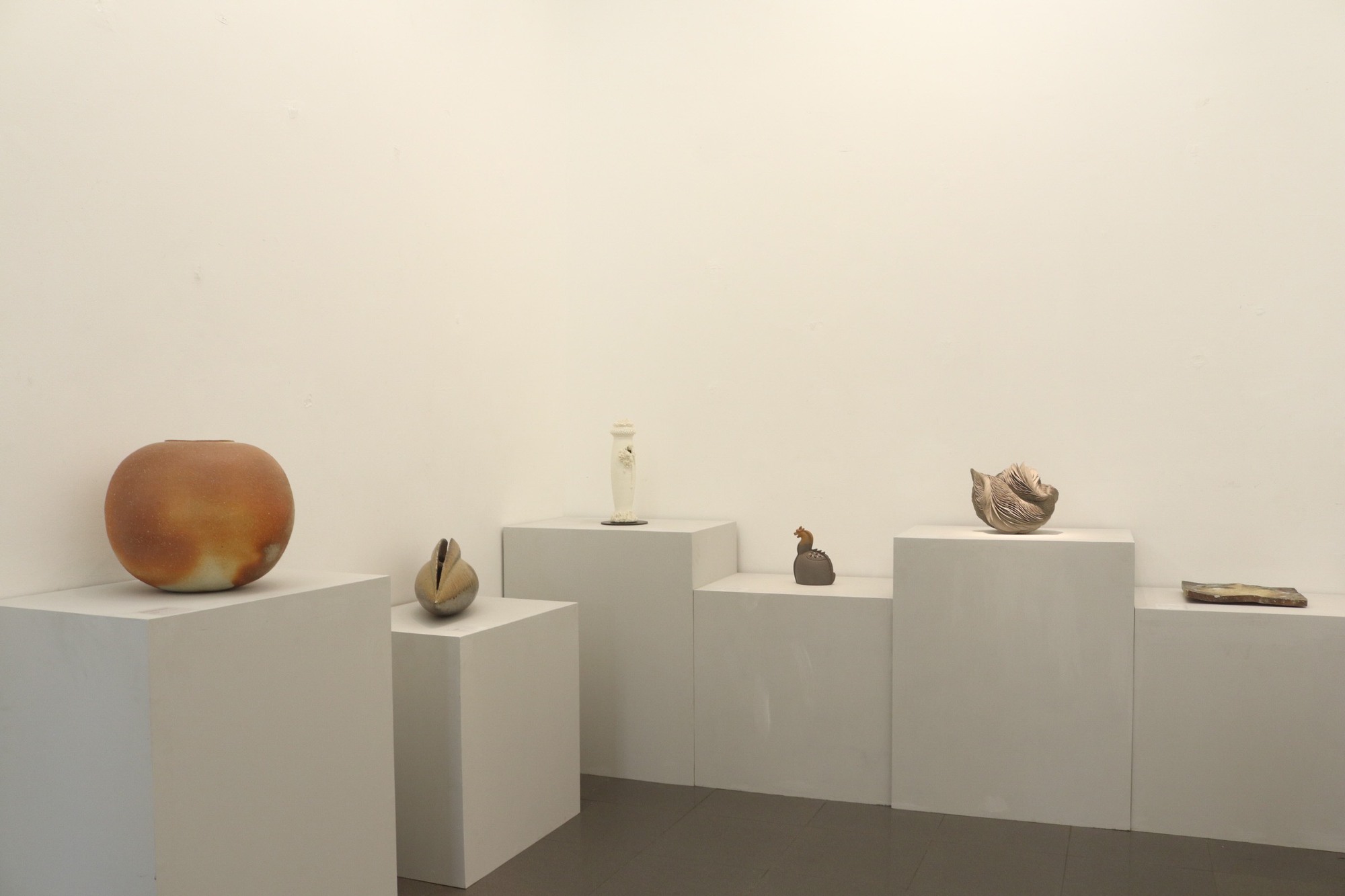 Hơn 80 tác phẩm gốm Yakishime được trưng bày tại Việt Nam - Ảnh 1.