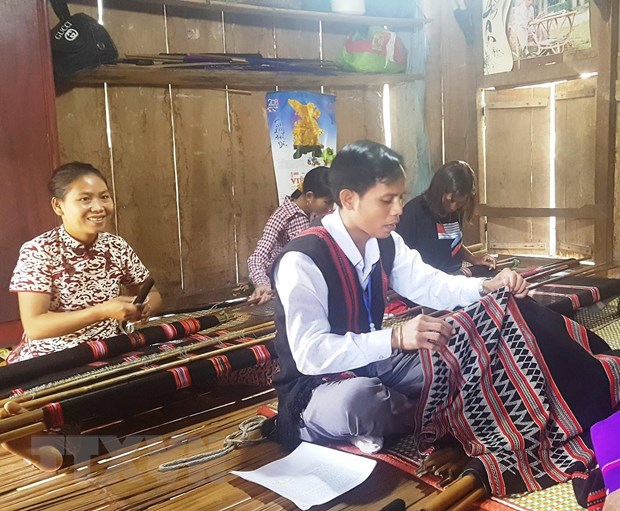 Tổ chức tập huấn, bồi dưỡng chuyên môn, nghiệp vụ, truyền dạy nghề dệt thổ cẩm người Tà Ôi/Pa Kô tại tỉnh Quảng Trị - Ảnh 1.