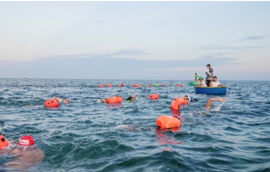 Giải Bơi vượt biển đầu tiên ở Việt Nam tổ chức tại đảo Lý Sơn - Ảnh 1.