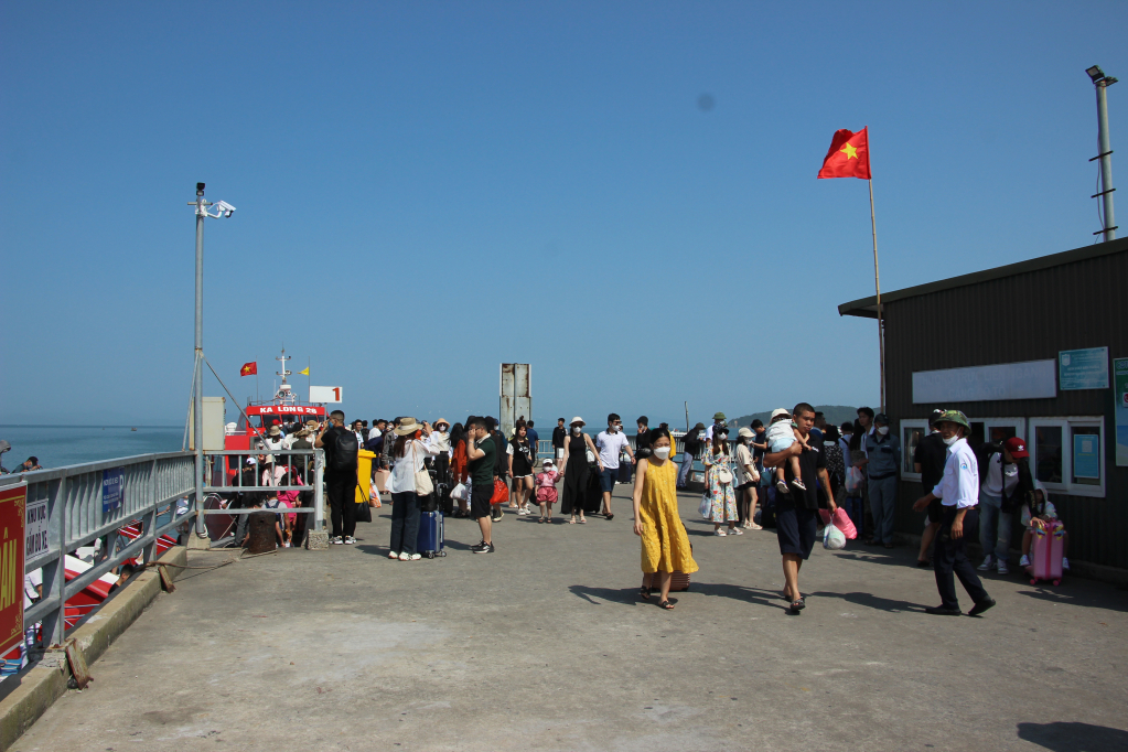 Quảng Ninh thu hút đa dạng dòng khách dịp cuối tuần - Ảnh 2.