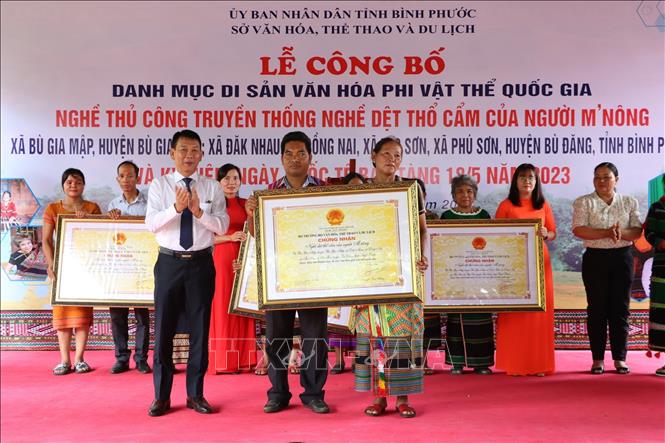 Dệt thổ cẩm của người M'nông Bình Phước được công nhận Di sản Văn hóa phi vật thể quốc gia - Ảnh 1.