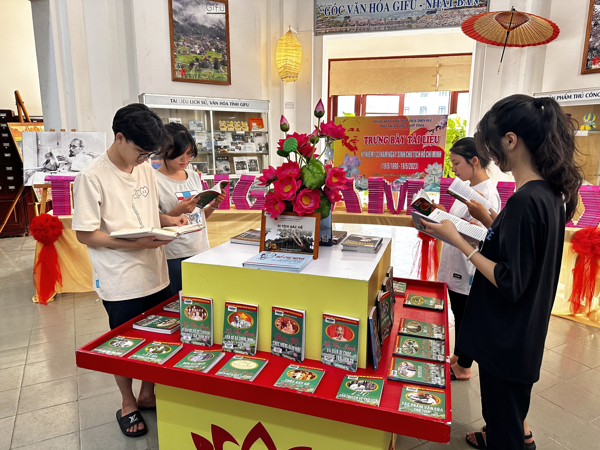 Trưng bày hơn 250 bản sách về Chủ tịch Hồ Chí Minh - Ảnh 1.