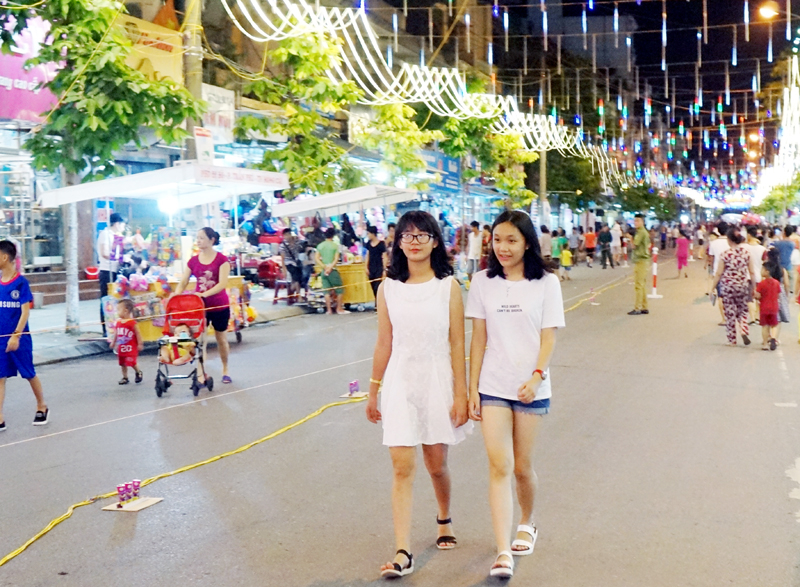 Quảng Ninh: Phố đi bộ - Xu hướng du lịch hấp dẫn - Ảnh 2.