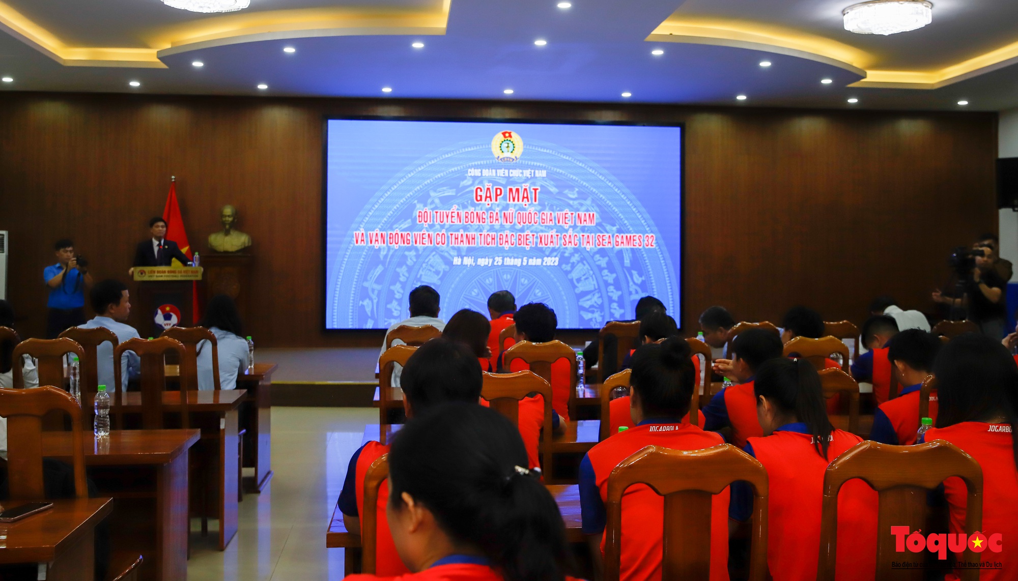 Công đoàn Viên chức Việt Nam trao thưởng cho đội tuyển bóng đá nữ và VDV điền kinh Nguyễn Thị Oanh - Ảnh 1.