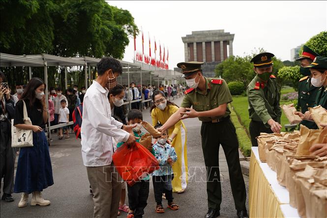Hà Nội đón gần 720.000 lượt khách du lịch dịp lễ 30/4 và 1/5 - Ảnh 1.