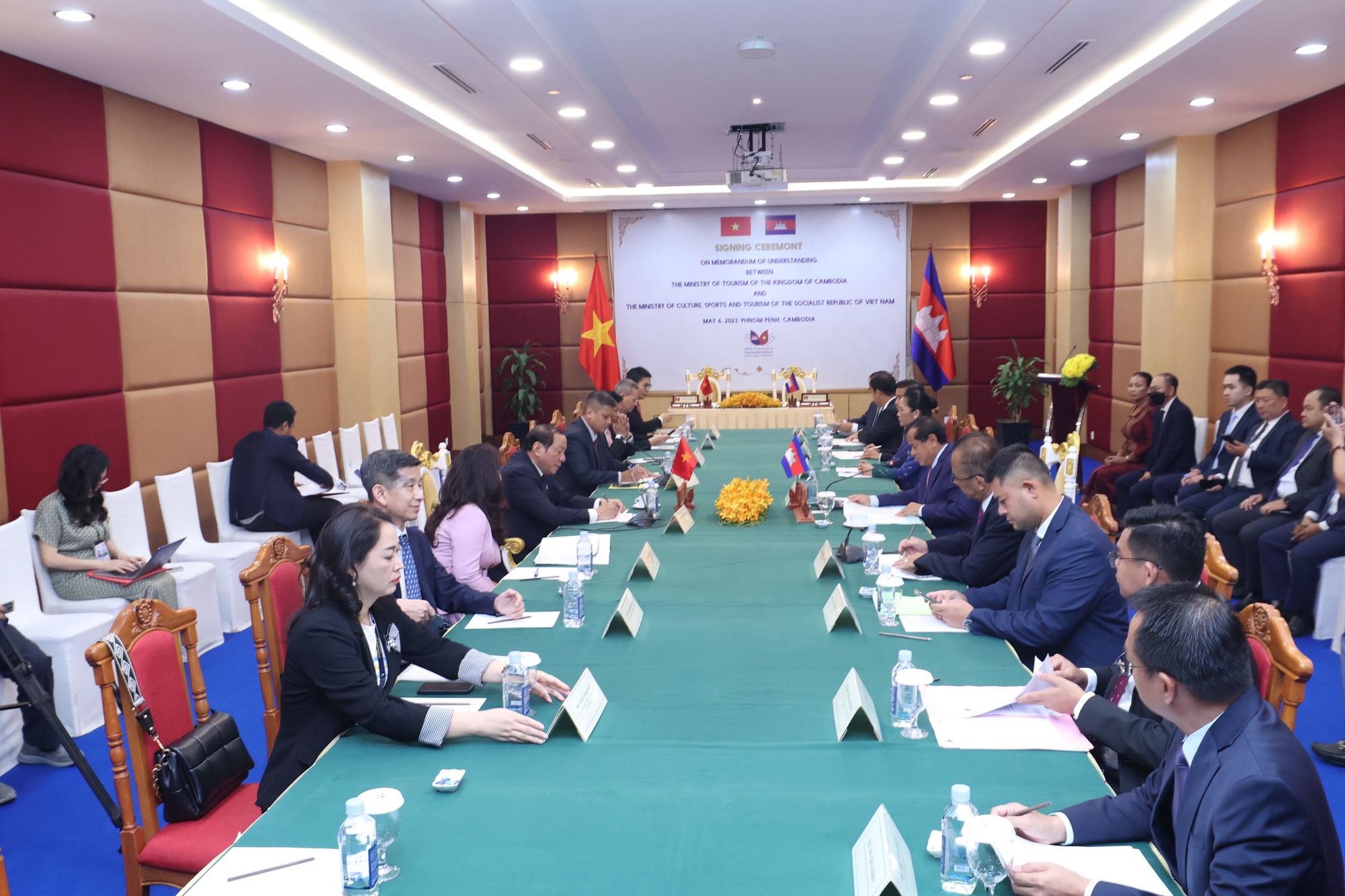 Ký Bản ghi nhớ giữa Bộ VHTTDL Việt Nam và Bộ Du lịch  Campuchia  - Ảnh 1.